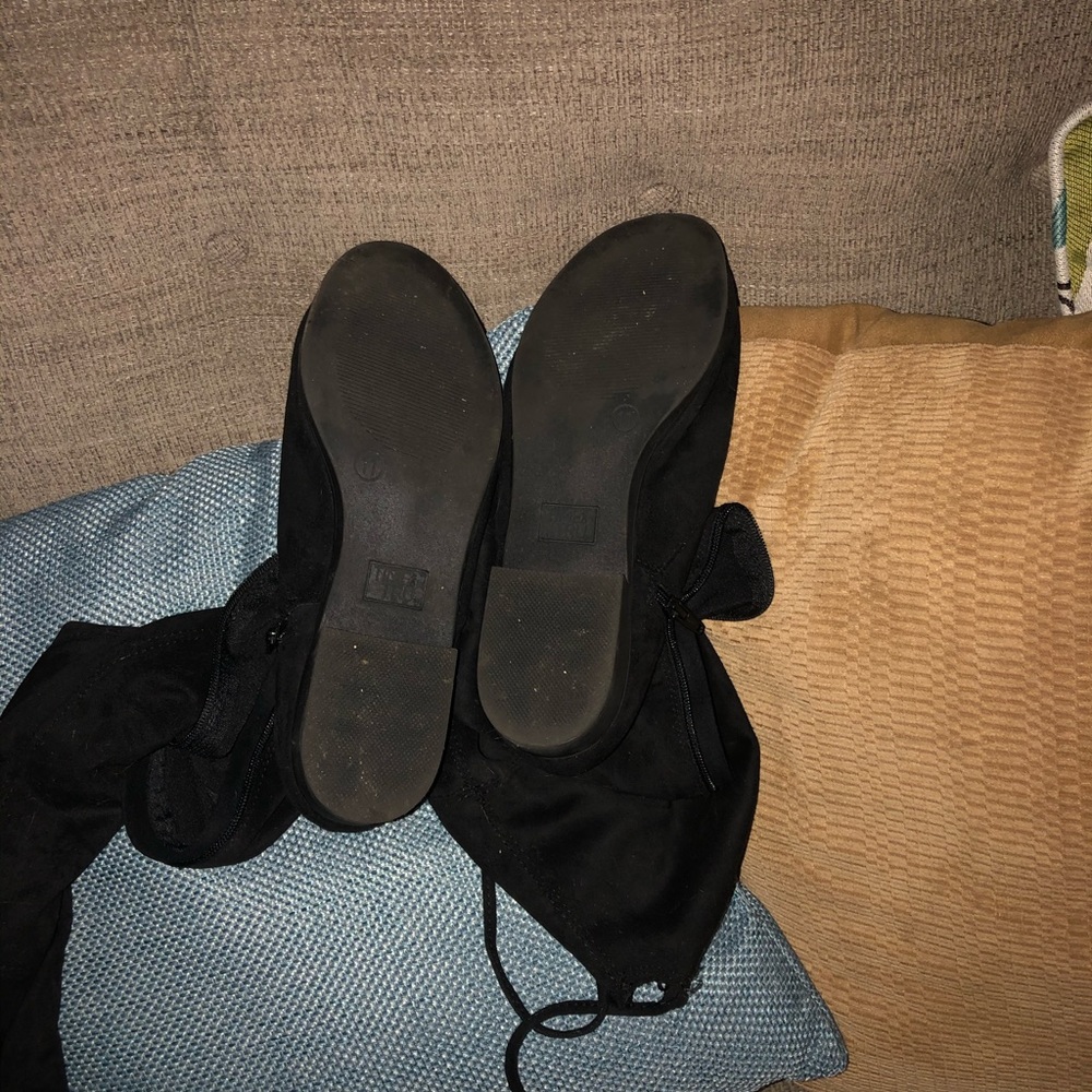 Knee boots or slouch